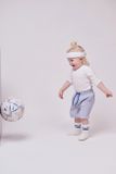 Detské športové protišmykové ponožky s modrými prúžkami