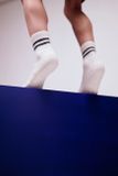 Detské športové protišmykové ponožky s zelenými prúžkami