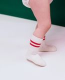 Detské športové protišmykové ponožky s červenými prúžkami